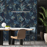 Papel Mural, Papel Pintado, Wallpaper, Mural, Empavonados, Vinilico Autoadhesivo para muros de la marca The Wall, diseño de tendencia Dark Botanic