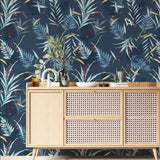 Papel Mural, Papel Pintado, Wallpaper, Mural, Empavonados, Vinilico Autoadhesivo para muros de la marca The Wall, diseño de tendencia Dark Botanic