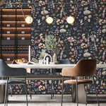 Papel Mural y Vinilico Autoadhesivo para muros de la marca The Wall, diseño de tendencia Dark Flowers