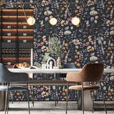 Papel Mural y Vinilico Autoadhesivo para muros de la marca The Wall, diseño de tendencia Dark Flowers